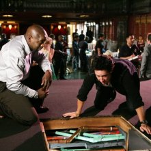 Rob Morrow e Alimi Ballard in una scena dell'episodio 'Magic Show' della serie tv Numb3rs