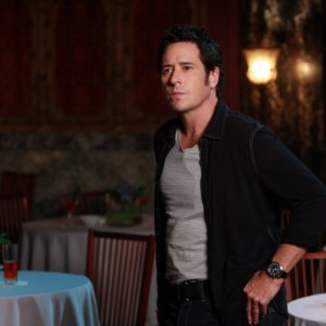 Rob Morrow in una scena dell'episodio 'Magic Show' della serie tv Numb3rs