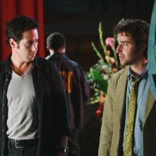 Rob Morrow insieme al collega David Krumholtz nell'episodio 'Magic Show' della serie tv Numb3rs