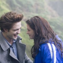 Robert Pattinson e Kristen Stewart in una sequenza del film Twilight