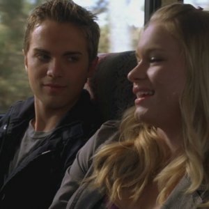 Thomas Dekker e Leven Rambin in una scena dell'episodio Mr. Ferguson Is Ill Today di The Sarah Connor Chronicles