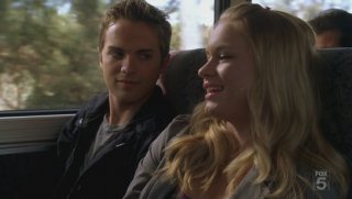 Thomas Dekker e Leven Rambin in una scena dell'episodio Mr. Ferguson Is Ill Today di The Sarah Connor Chronicles