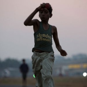 Un'immagine tratta dal film Slumdog Millionaire di Danny Boyle