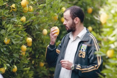 Ali Suliman in una scena de Il giardino di limoni