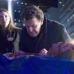 Anna Torv e Joshua Jackson in una scena dell'episodio The Dreamscape di Fringe