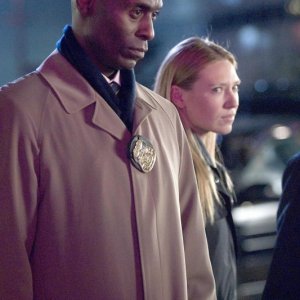 Anna Torv e Lance Reddick in una scena dell'episodio The Dreamscape di Fringe
