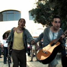 Bar Belfer e Yuval Mendelson in una scena del film Qualcuno con cui correre