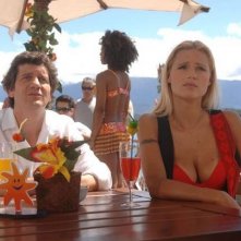 Fabio De Luigi e Michelle Hunziker in una scena del film Natale a Rio