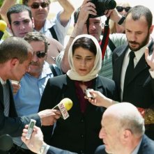 Hiam Abbass e Ali Suliman in una scena del film Il giardino di limoni