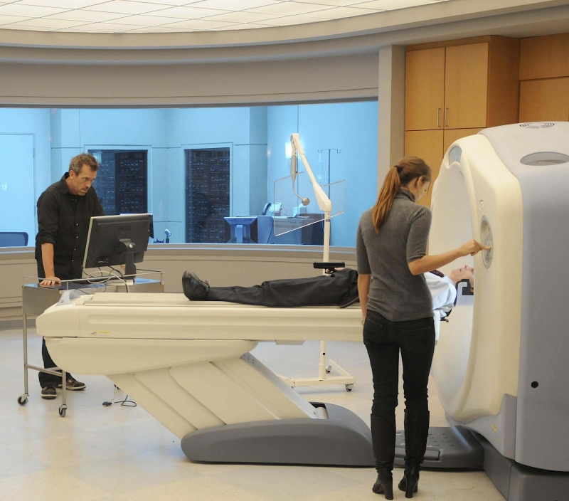 hugh-laurie-e-olivia-wilde-una-scena-dell-episodio-last-resort-della-serie-dr-house-medical-division-96365_jpg_1400x0_crop_q85.jpg
