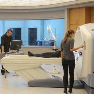 Hugh Laurie e Olivia Wilde una scena dell'episodio 'Last Resort' della serie Dr. House: Medical Division