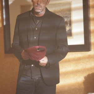 Hugh Laurie in una scena dell'episodio 'Last Resort' della serie Dr. House: Medical Division