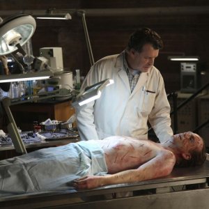 John Noble in una scena dell'episodio The Dreamscape di Fringe