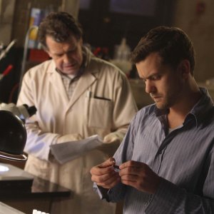 Joshua Jackson e John Noble in una scena dell'episodio The Dreamscape di Fringe