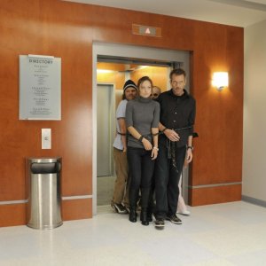 Olivia Wilde e Hugh Laurie in una scena dell'episodio 'Last Resort' della serie Dr. House: Medical Division