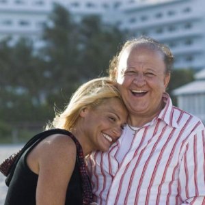 Simona Ventura e Massimo Boldi in un'immagine del film La fidanzata di papà