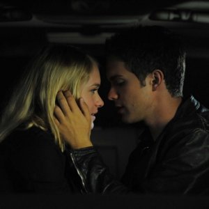 Thomas Dekker e Leven Rambin nell'episodio Self Made Man di The Sarah Connor Chronicles