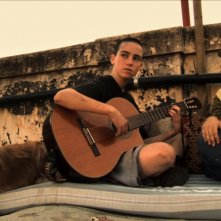 Yuval Mendelson in una scena del film Qualcuno con cui correre