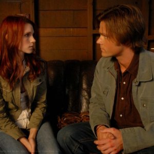 Julie McNiven e Jared Padalecki in una scena dell'episodio I Know What You Did Last Summer di Supernatural