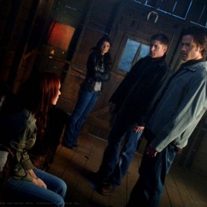 Julie McNiven, Genevieve Cortese, Jensen Ackles e Jared Padalecki nell'episodio I Know What You Did Last Summer di Supernatural