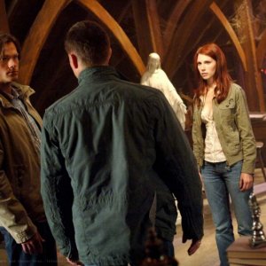 Julie McNiven, Jensen Ackles e Jared Padalecki in una scena dell'episodio I Know What You Did Last Summer di Supernatural