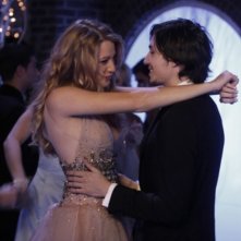 Blake Lively balla con John Patrick Amedori nell'episodio 'It's A Wonderful Lie' della serie tv Gossip Girl