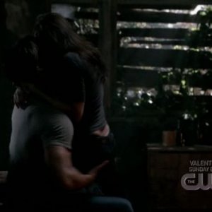 Genevieve Cortese e Jared Padalecki in una scena rovente nell'episodio I Know What You Did Last Summer di Supernatural