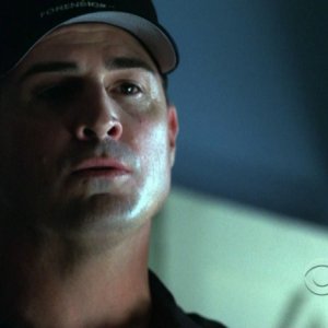 George Eads in una scena dell'episodio 'Say Uncle' della serie tv CSI