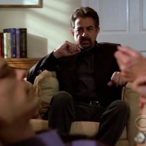In primo piano Matthew Gray Gubler, e Joe Mantegna nell'episodio 'Memoriam' della serie tv Criminal Minds