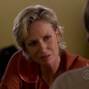 Jane Lynch in una scena dell'episodio 'Memoriam' della serie tv Criminal Minds