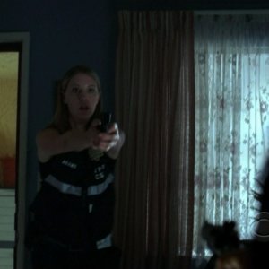Lauren Lee Smith e George Eads in una scena d'azione dell'episodio 'Say Uncle' della serie tv CSI