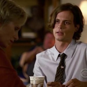 Matthew Gray Gubler e Jane Lynch nell'episodio 'Memoriam' della serie tv Criminal Minds
