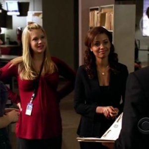 Paget Brewster, Meta Golding e A.J. Cook nell'episodio 'Memoriam' della serie tv Criminal Minds
