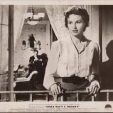 Silvana Mangano con Erno Crisa (sullo sfondo) in una sequenza de L'oro di Napoli