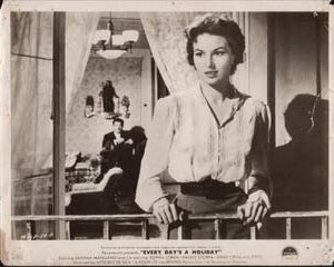 Silvana Mangano con Erno Crisa (sullo sfondo) in una sequenza de L'oro di Napoli