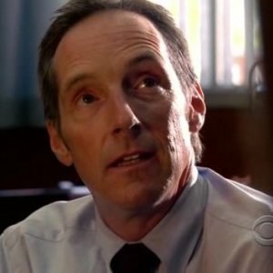 Taylor Nichols in una scena dell'episodio 'Memoriam' della serie tv Criminal Minds