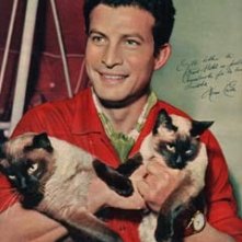 Una immagine dell'attore Erno Crisa con i suoi gatti