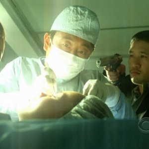 Una scena carica di tensione nell'episodio 'Say Uncle' della serie tv CSI