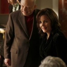 Wallace Shawn e Margaret Colin in un momento dell'episodio 'The Magnificent Archibalds' della serie tv Gossip Girl