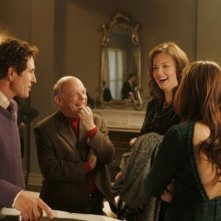 Wallace Shawn e Margaret Colin insieme ad altri membri del cast nell'episodio 'The Magnificent Archibalds' della serie tv Gossip Girl
