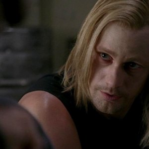 Alexander Skarsgård in una scena dell'episodio To Love is to Bury della serie tv True Blood