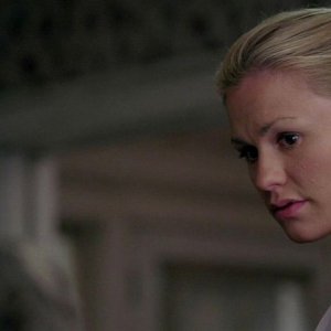 Anna Paquin in una scena dell'episodio To Love is to Bury della serie True Blood