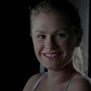 Anna Paquin in una scena dell'episodio To Love is to Bury della serie tv True Blood