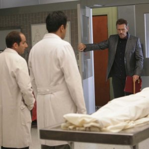 Hugh Laurie, Kal Penn e Peter Jacobson in una scena dell'episodio Let Them Eat Cake  di Dr.House: Medical Division