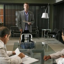 Hugh Laurie, Kal Penn e Peter Jacobson in una scena tratta dall'episodio Let Them Eat Cake  di Dr.House: Medical Division