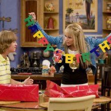 Jason Earles e Miley Cyrus in una scena dell'episodio You Didn't Say It's Your Birthday di Hannah Montana