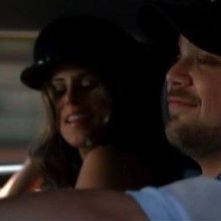 Jerry Ferrara e Jamie-Lynn Sigler in una scena dell'episodio Play'n With Fire di Entourage