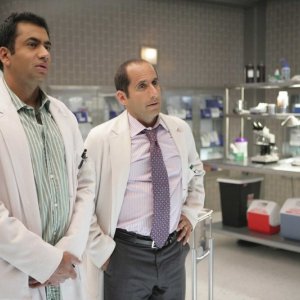 Kal Penn e Peter Jacobson in una scena dell'episodio Let Them Eat Cake  di Dr.House: Medical Division