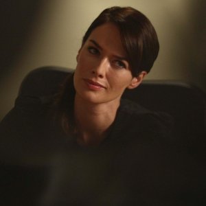 Lena Headey in una scena dell'episodio Strange Things Happen at the One Two Point di The Sarah Connor Chronicles