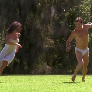 Lizzy Caplan e Ryan Kwanten in un'immagine dell'episodio To Love is to Bury della serie tv True Blood